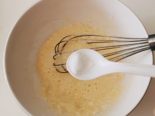 9、山药鸡蛋糕,加入盐调味。