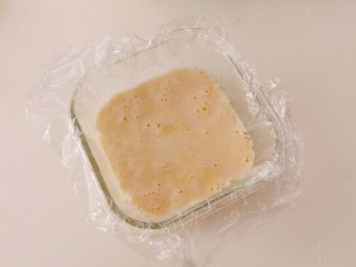 11、山药鸡蛋糕,玻璃器皿中铺上保鲜膜，倒入山药鸡蛋糊。