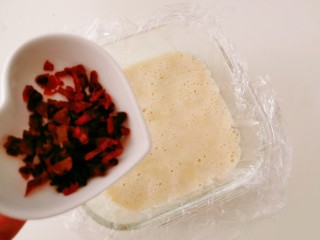 12、山药鸡蛋糕,均匀撒上果干。