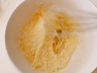 10、山药鸡蛋糕,再次搅打形成糊糊状。