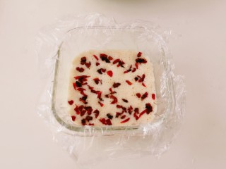 13、山药鸡蛋糕,再覆盖一层保鲜膜，用牙签扎几个小孔。