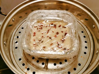 14、山药鸡蛋糕,放入蒸锅蒸18分钟。