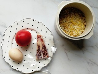 1、宝宝辅食—番茄和牛蛋炒饭,准备好食材(和牛没有可以用普通牛肉代替)