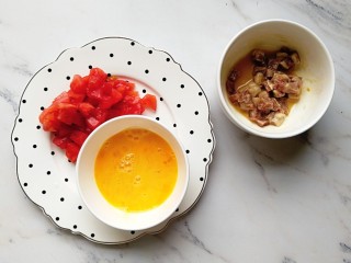 2、宝宝辅食—番茄和牛蛋炒饭,番茄去皮切丁,鸡蛋打散,和牛解冻洗干净切丁用酱油和玉米淀粉腌一下