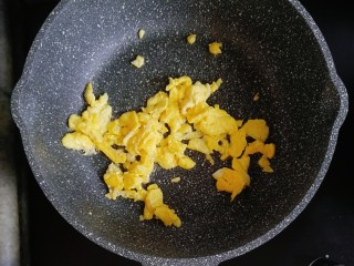 3、宝宝辅食—番茄和牛蛋炒饭,锅内少许油,倒入蛋液炒熟炒散盛出备用