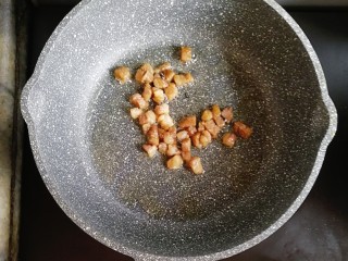 4、宝宝辅食—番茄和牛蛋炒饭,锅内再倒一点油,倒入和牛炒熟盛出备用