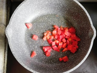 5、宝宝辅食—番茄和牛蛋炒饭,倒入番茄翻炒(就用炒和牛的余油)