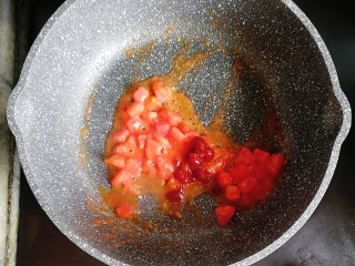 6、宝宝辅食—番茄和牛蛋炒饭,炒至番茄出汁,挤入适量的宝宝番茄酱翻炒均匀