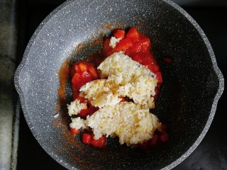 7、宝宝辅食—番茄和牛蛋炒饭,倒入一碗熟米饭炒匀炒散