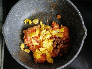 8、宝宝辅食—番茄和牛蛋炒饭,倒入之前炒熟的鸡蛋和和牛,翻炒均匀