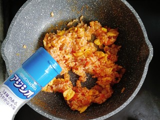 9、宝宝辅食—番茄和牛蛋炒饭,撒适量的盐翻炒均匀