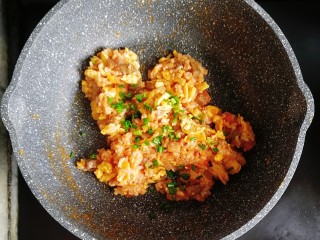 10、宝宝辅食—番茄和牛蛋炒饭,最后撒上葱花即可