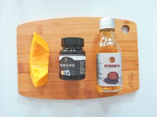 1、南瓜泥,食材准备:南瓜80克、黑芝麻核桃酱、黑芝麻亚麻籽油