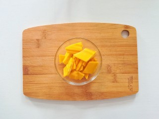 2、南瓜泥,南瓜去皮切片