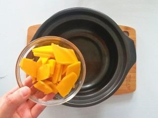 3、南瓜泥,南瓜入锅