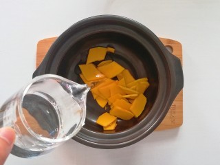4、南瓜泥,加入适量清水