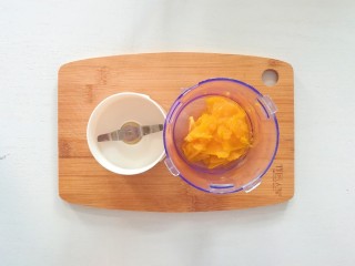 6、南瓜泥,放入辅食机