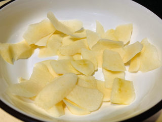 2、苹果饼,苹果切薄片,加些凉白开水,稍微沫过苹果片就好;