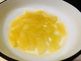 3、苹果饼,放入微波炉,第一次中火转1分30秒,没有微波炉,直接蒸也可以;