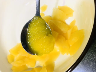 6、苹果饼,第三次微波炉再转1分30秒,用勺子可以压碎,就可以了,取盘子的时候会烫,注意防护;