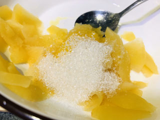 7、苹果饼,加适量白糖,根据自己喜欢加糖量;