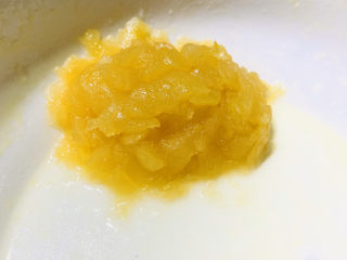 9、苹果饼,把黄油和白糖会同苹果搅拌成苹果泥;