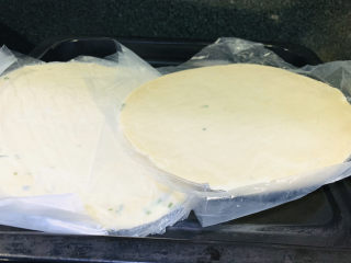 10、苹果饼,取两片手抓饼,稍微凉一会,能做造型就可以了,不要太软,如果放太久太软了,不好包;