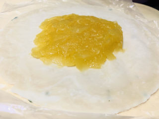 11、苹果饼,取一个手抓饼,放底部,撕开一膜,爸苹果泥涂在手抓饼中间;