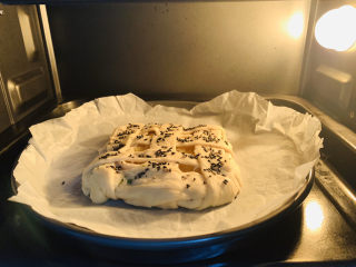 16、苹果饼,烤箱180度预热,上下火中层180度烤20分钟;