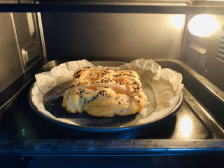 17、苹果饼,没有涮蛋液,直接烤成金黄色,注意在烤最后五分钟的时候要看着色,不要烤焦了,如果不够金黄就再烤几分钟;