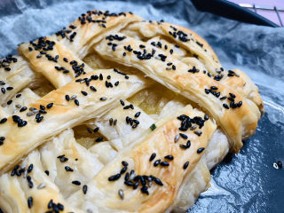 18、苹果饼,不刷蛋液的苹果饼,外皮非常酥脆,用厚手套取出烤盘,注意不要烫手了哦;