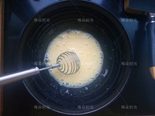 1、日式玉子烧,3个鸡蛋，加入牛奶，少许盐，使劲打散