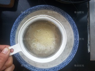 2、日式玉子烧,过滤两遍。