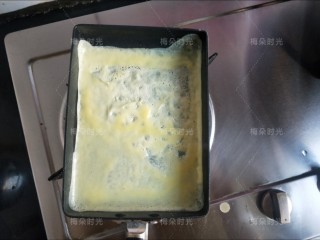 4、日式玉子烧,鸡蛋液倒入一小部分