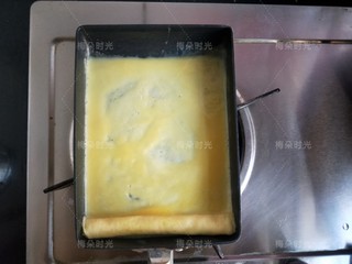 6、日式玉子烧,然后再倒入一部分蛋液，再卷起来