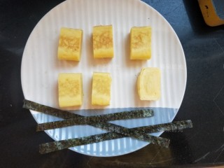 10、日式玉子烧,然后把玉子烧切段。寿司海苔剪几个长条，