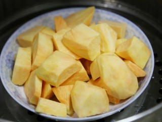 1、软糯香甜的奶香红薯圆饼 一口平底锅就搞定了,1.红薯去皮洗净切块，放入锅中蒸熟。