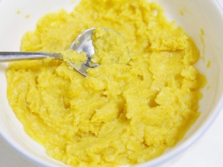 2、软糯香甜的奶香红薯圆饼 一口平底锅就搞定了,2.蒸好的红薯用勺背压成泥。