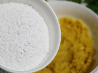 4、软糯香甜的奶香红薯圆饼 一口平底锅就搞定了,分多次加入糯米粉，充分拌匀。