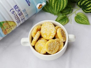 8、软糯香甜的奶香红薯圆饼 一口平底锅就搞定了,小饼熟了就可以出锅啦。