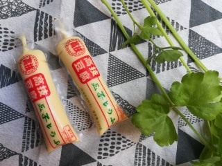 1、玉子豆腐酿虾仁,将玉子豆腐芹菜准备好