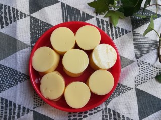 6、玉子豆腐酿虾仁,把玉子豆腐摆入蒸盘上