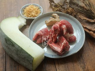 1、消暑的海带冬瓜虾皮汤,准备好材料，虾米洗净备用;