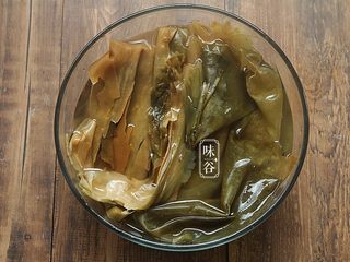 2、消暑的海带冬瓜虾皮汤,将海带用冷水浸泡1小时(其间可换水)