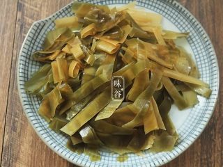 3、消暑的海带冬瓜虾皮汤,洗净后切成菱形片或者条形，备用。