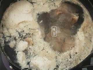 4、消暑的海带冬瓜虾皮汤,猪骨洗净后斩大件，放到锅里加清水大火煮开。