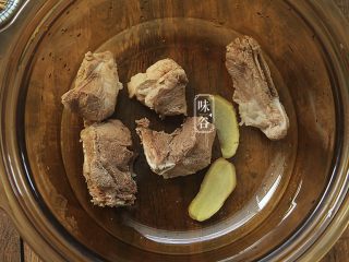 7、消暑的海带冬瓜虾皮汤,将猪骨和2姜片放入汤煲内。