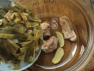 8、消暑的海带冬瓜虾皮汤,放入切好的海带丝；