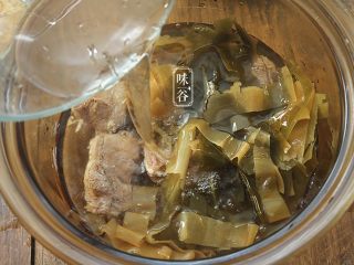 9、消暑的海带冬瓜虾皮汤,放入适量清水。(水量：大约2L左右)盖上盖子。大火沸腾后转小火煲1小时。