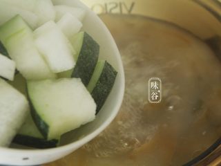 10、消暑的海带冬瓜虾皮汤,放入冬瓜块继续煮开20分钟左右，熬煮至软绵；（冬瓜呈透明状）